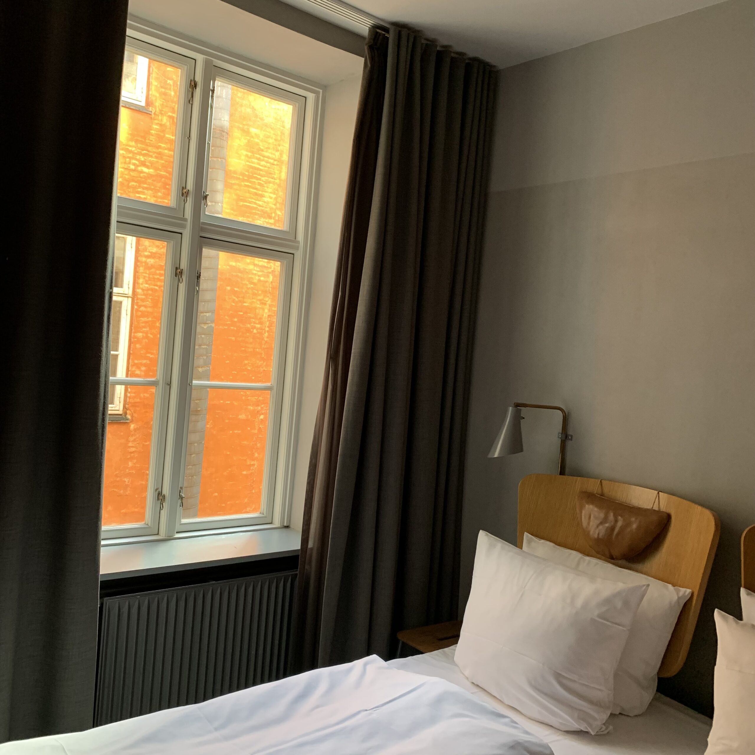 En säng i ett av rummen på Hotell SP34 i Köpenhamn.