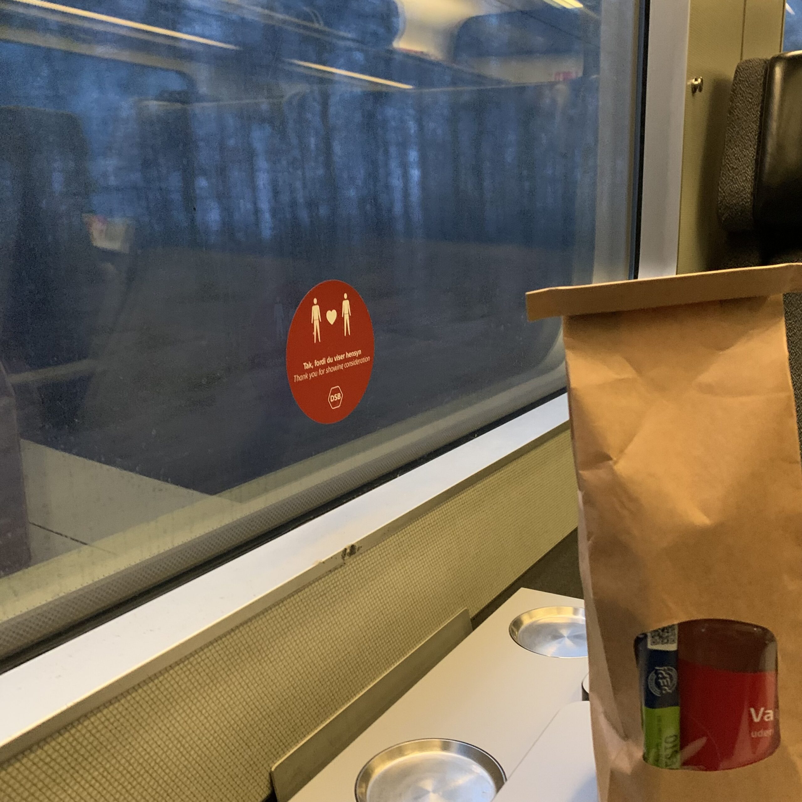 En liten påse med vatten, wasabröd, en chokladbit och våtserviett som man får då man reser tåg i !:a klass i Danmark.