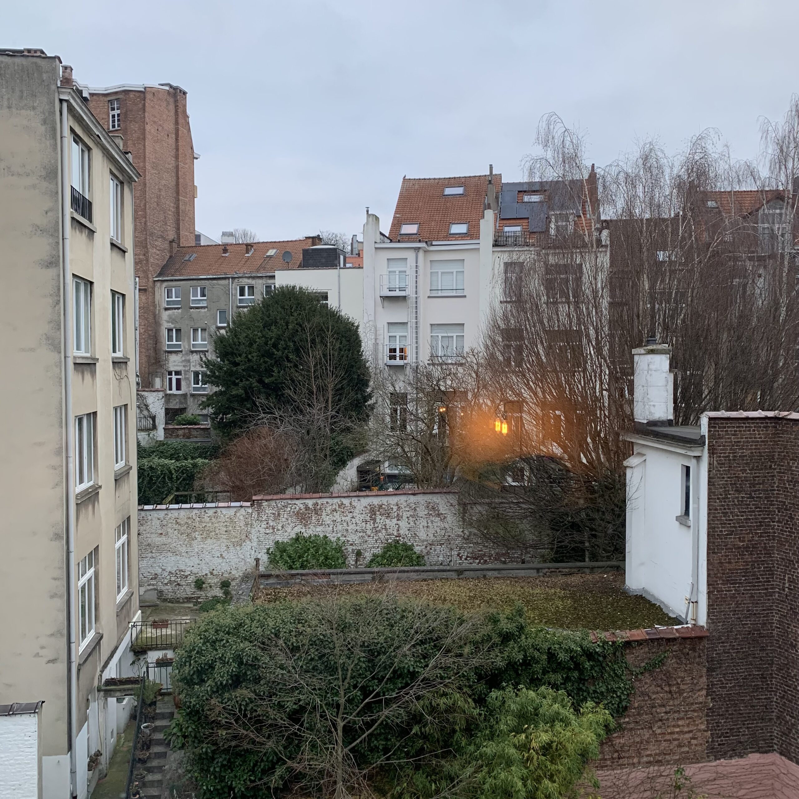 Utsikt över innergårdar från ett rum under takåsarna via airbnb i Bryssel.