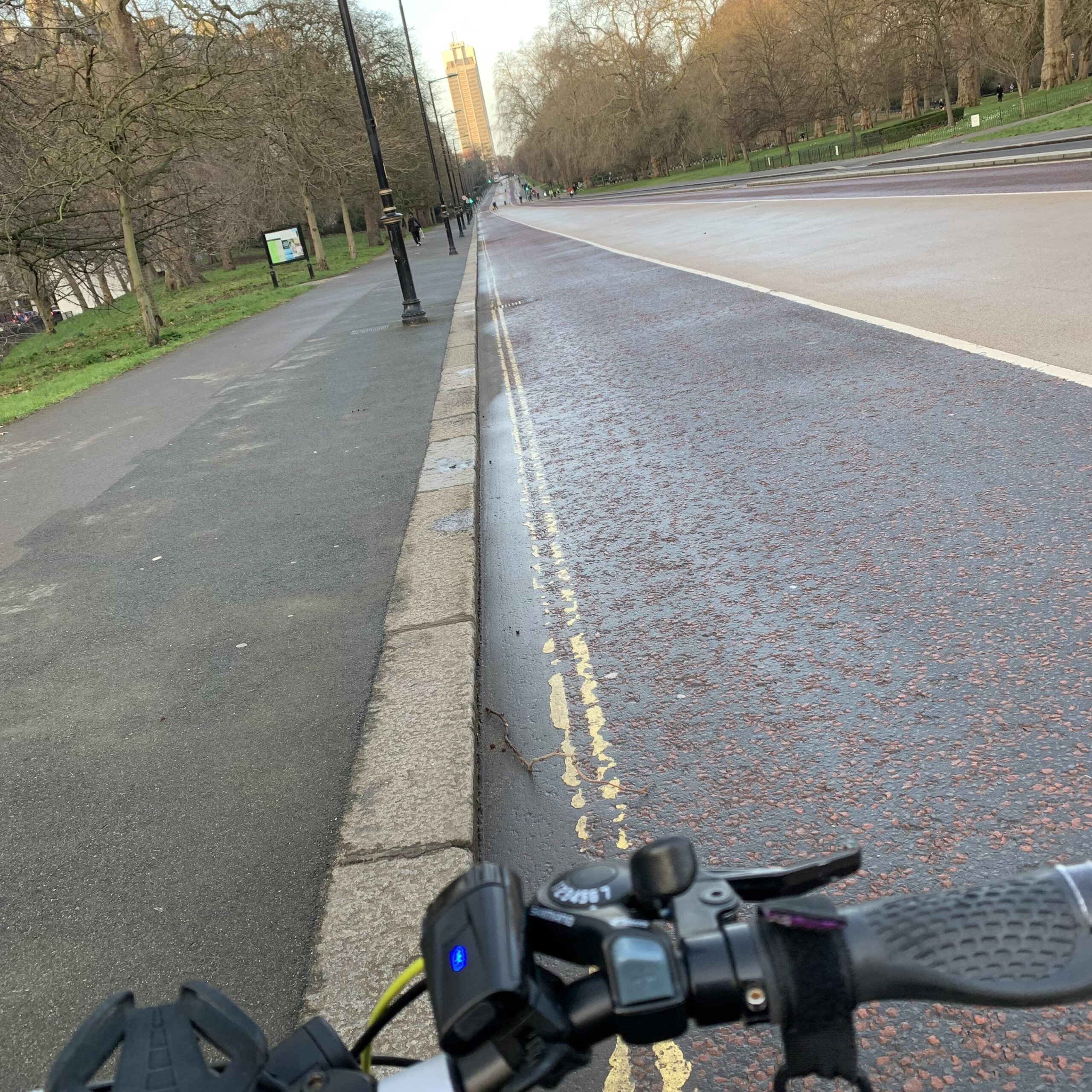 En cykelbana i en park i London där fotgängare och cyklister har åtskilda fält att vistas i.