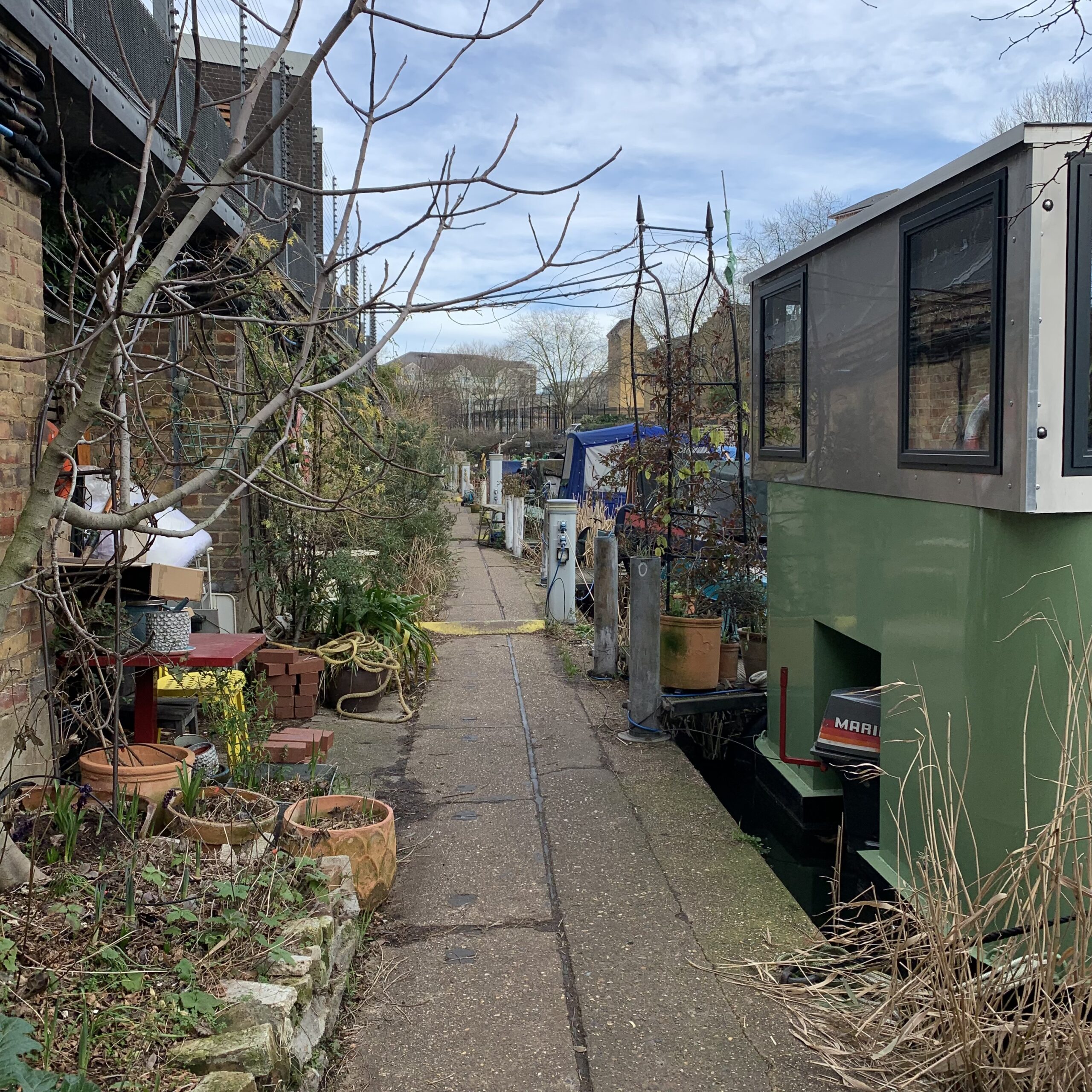 Husbåtar utmed Regents canal i London.
