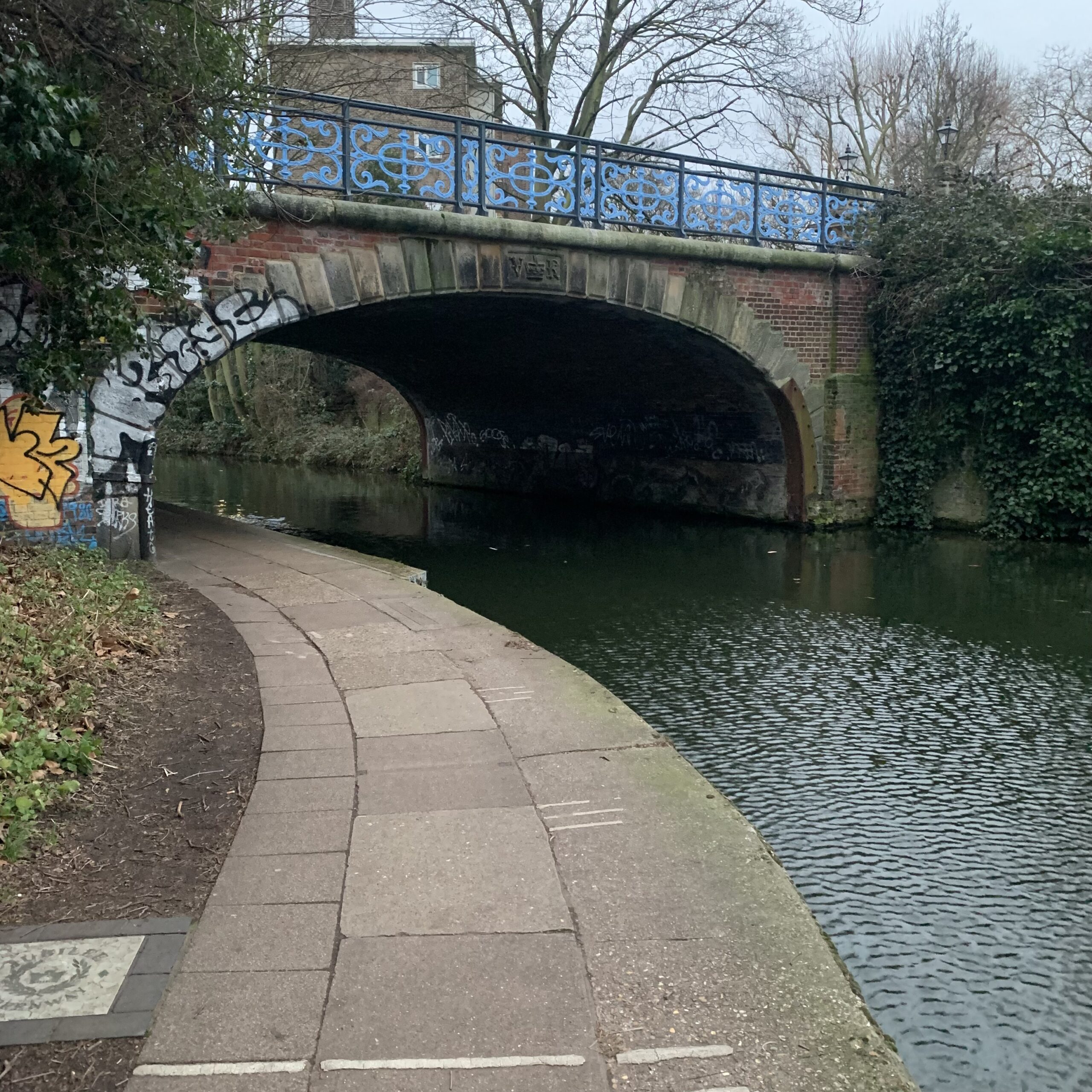 En bro som korsar Regents canal i London.