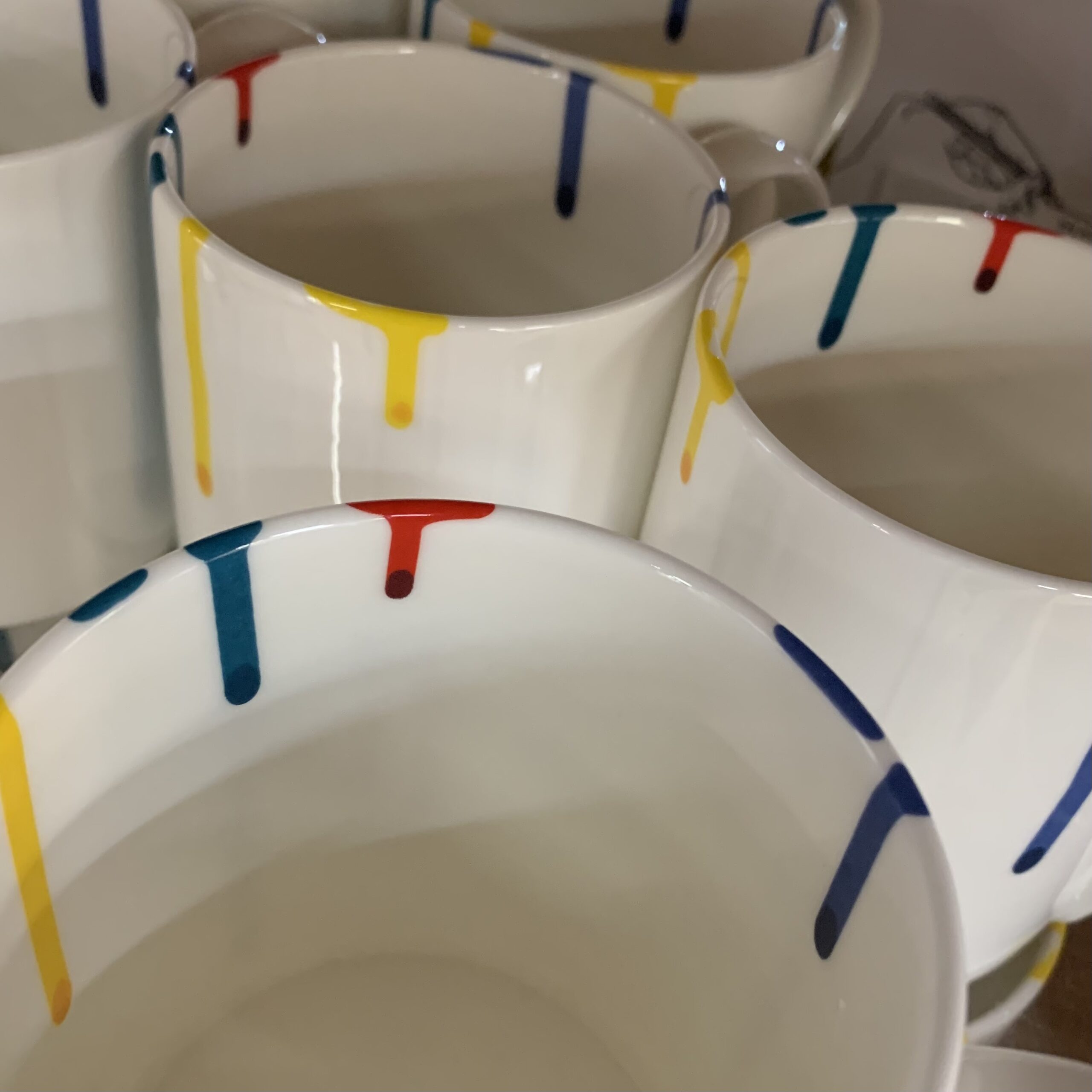 Vita temuggar med rinnande färg på utsidan på Tate Moderns museieshop.
