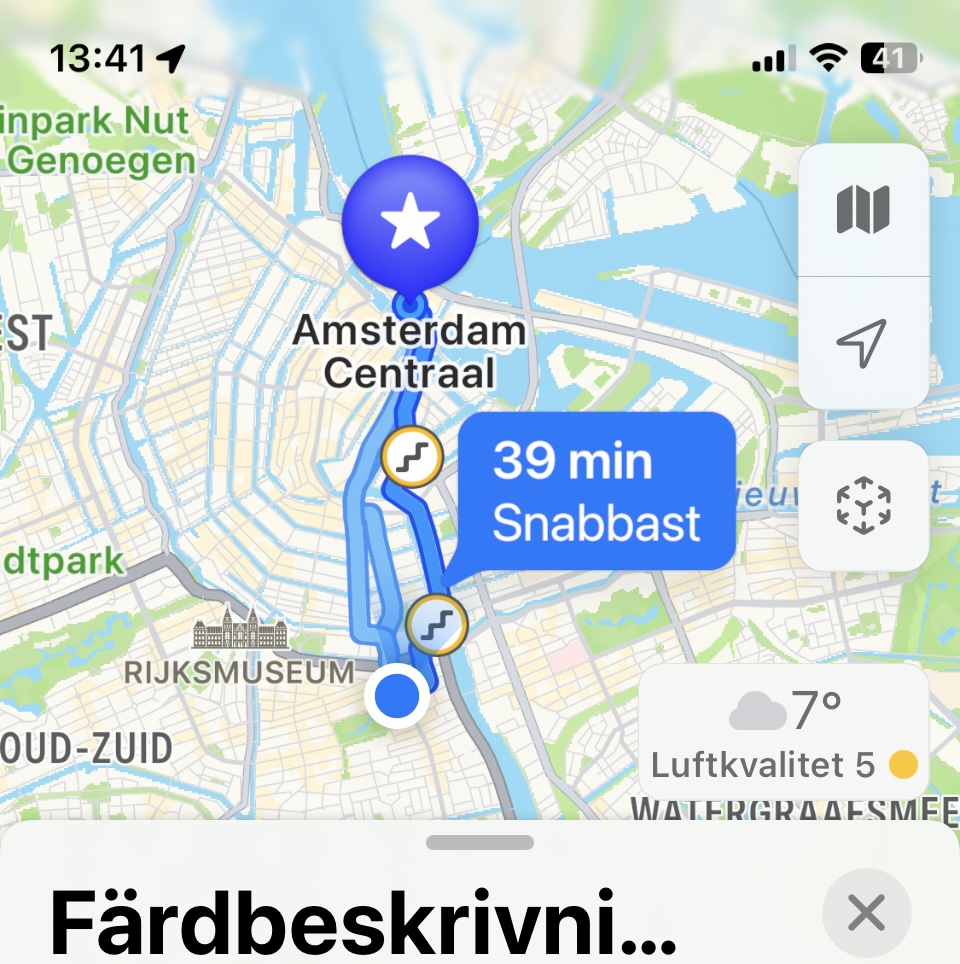 En skärmdump från en GPS som visar snabbaste vägen till Amsterdams tågcentral.