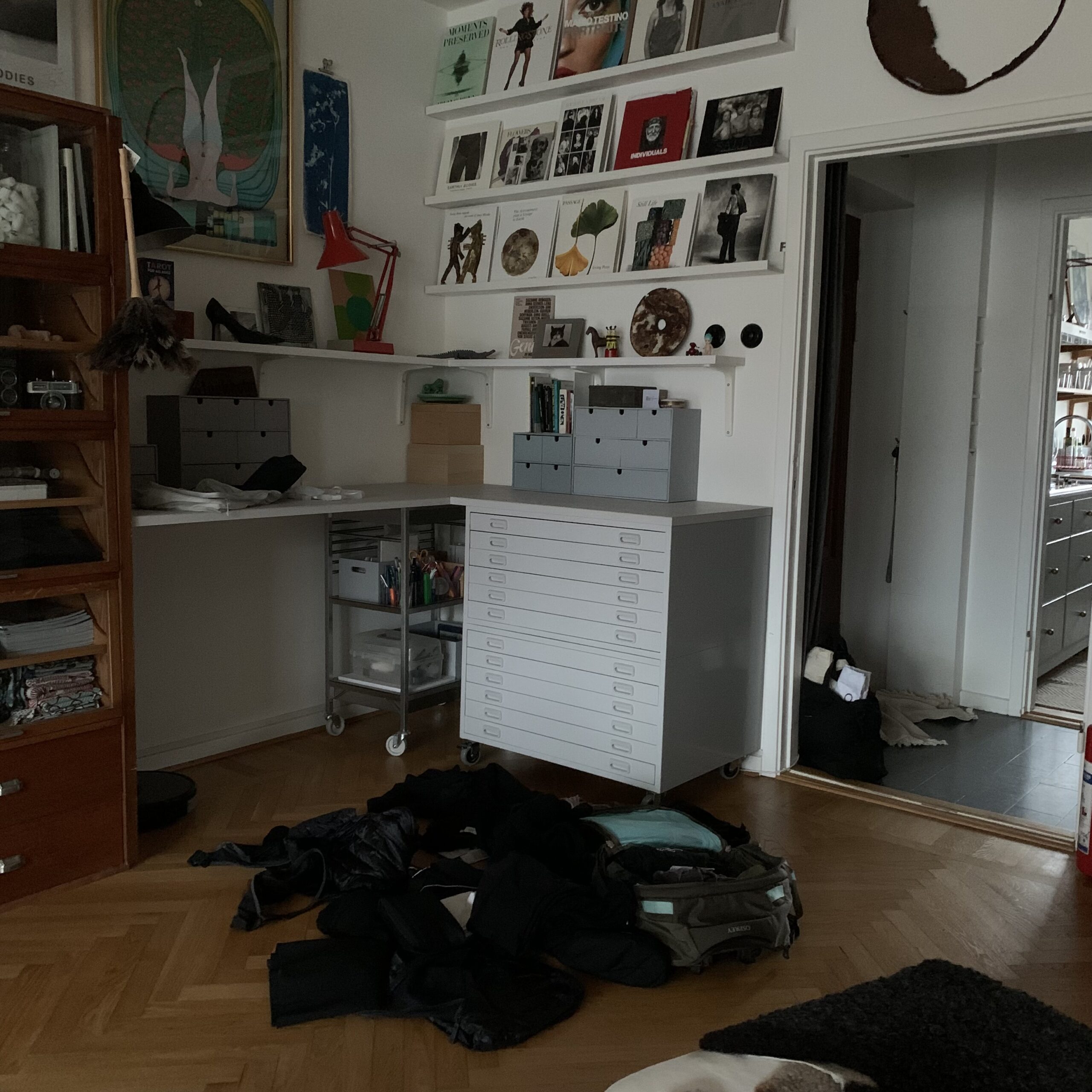 En ryggsäck med sitt innehåll utspritt över ett vadragsrumsgolv.
