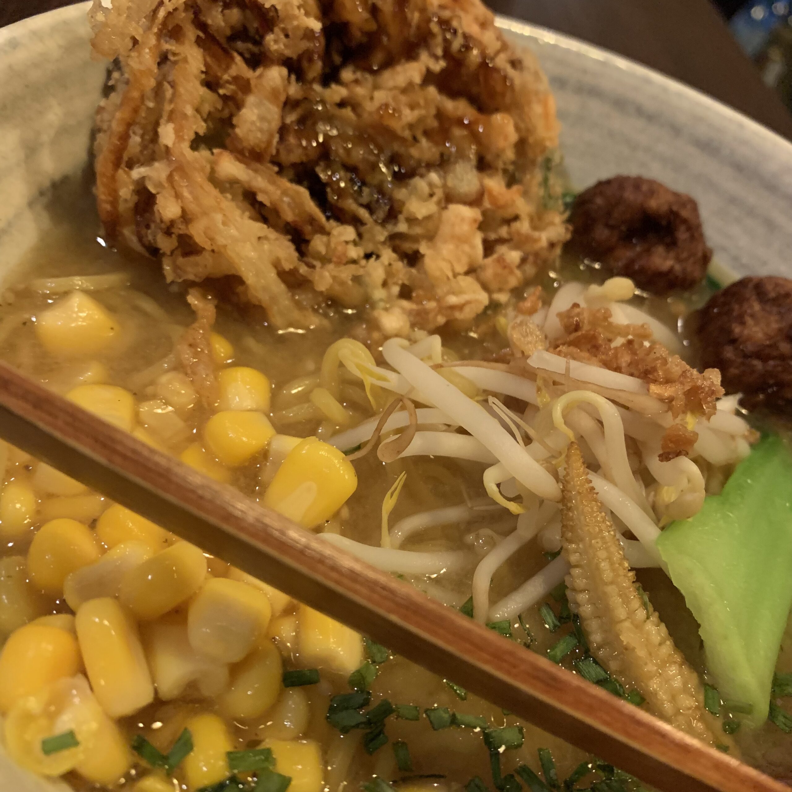 Ramen noodles med tempura och burkmajs på restaurangen Takumi*9 Sapporo i Berlin.