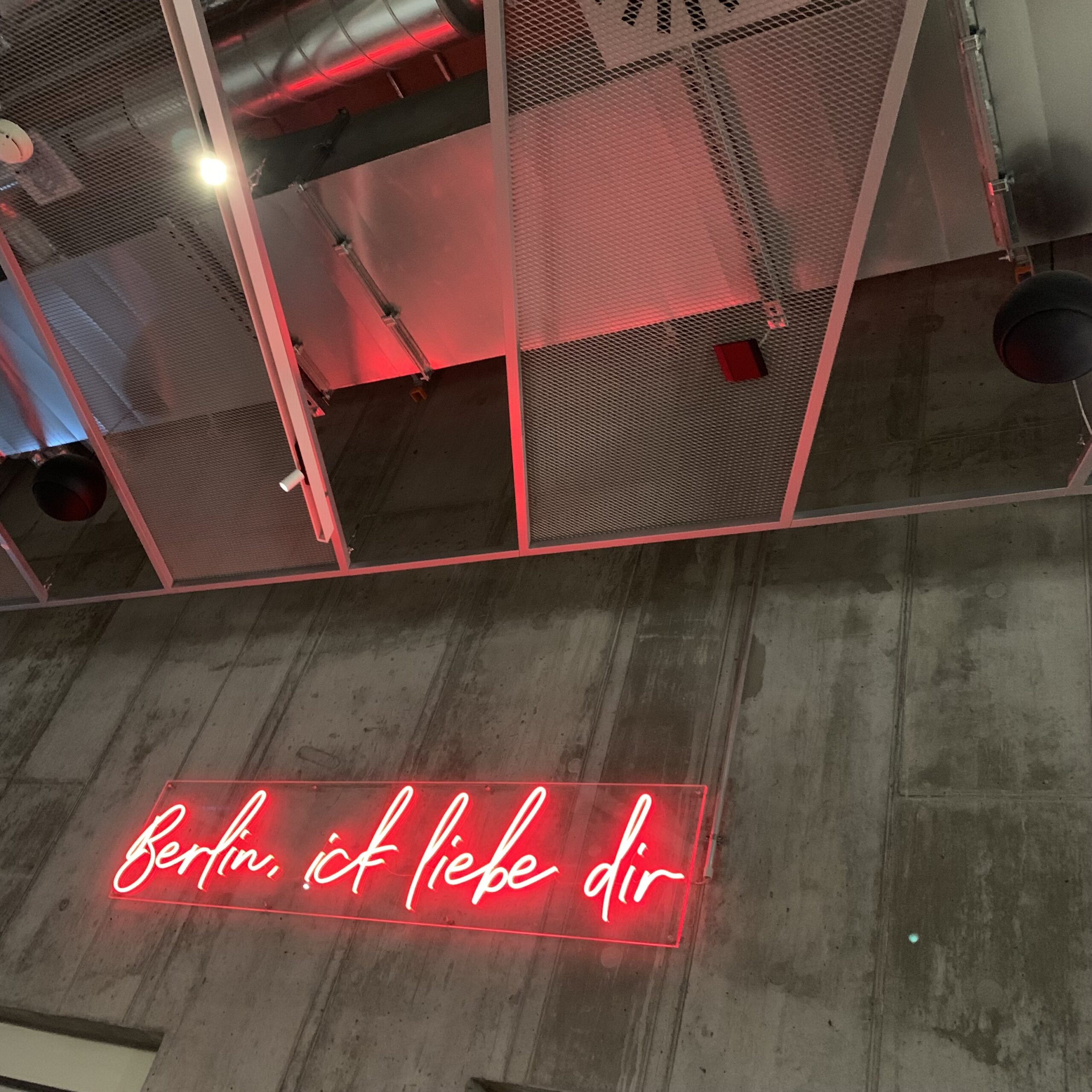 "Berlin, ich liebe dir" i neonbokstäver ovan hissen på hotellet Urban Loft.