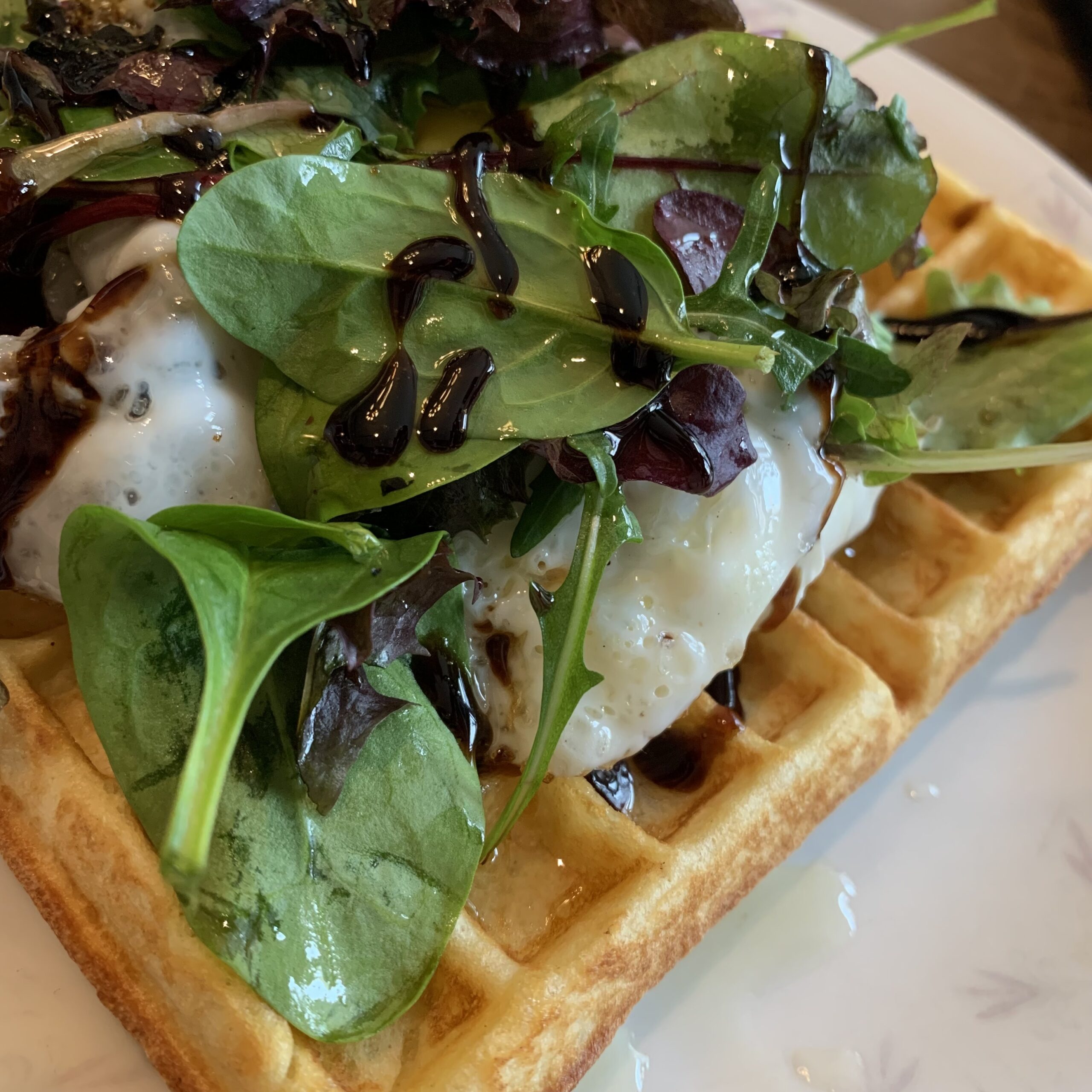 En matig våffla med pocherade ägg och ruccola på cafeet Kauf dich Glücklich i stadsdelen Prenzlauer i Berlin.