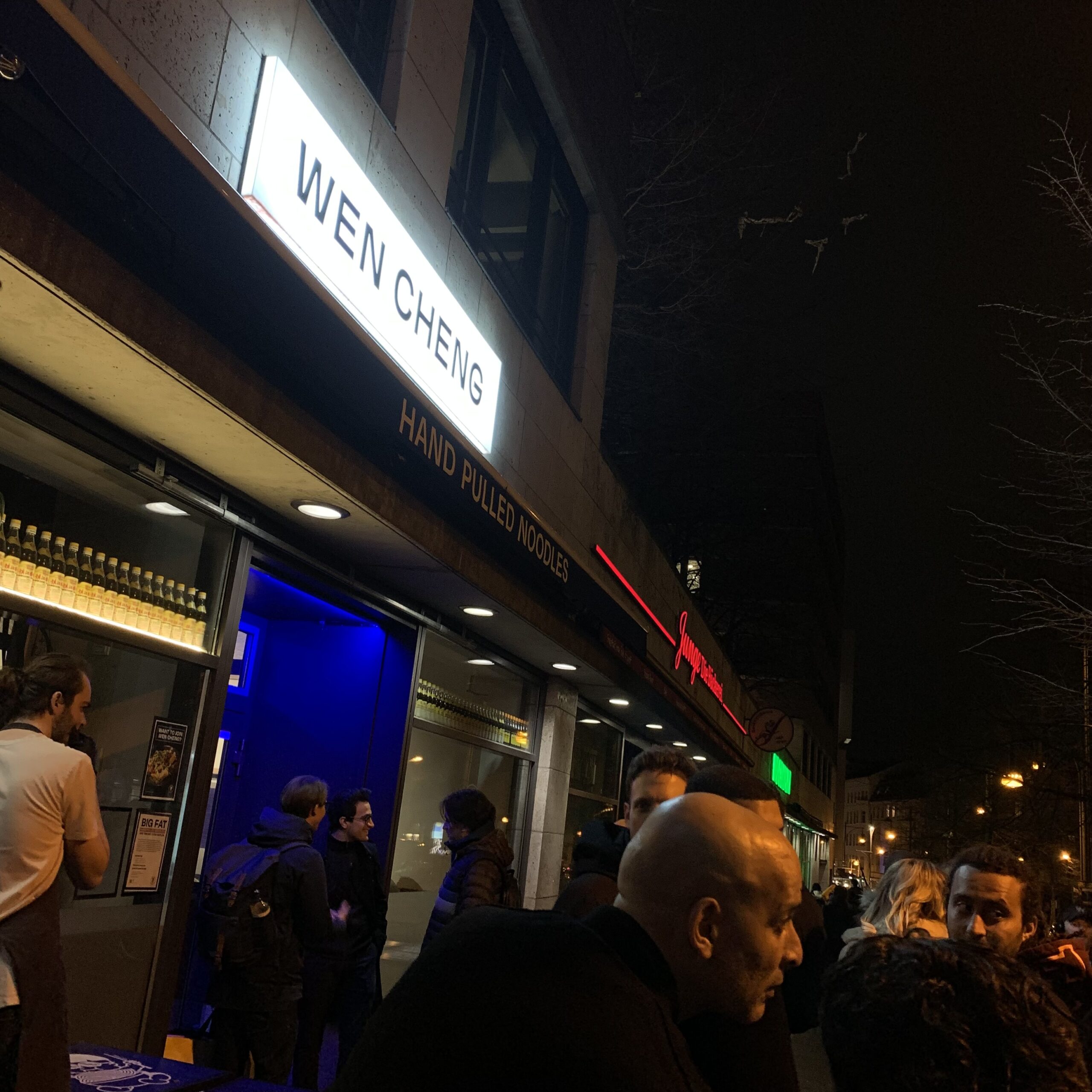 Kön utanför den populära nudelrestaurangen WEN CHENG i Berlin.