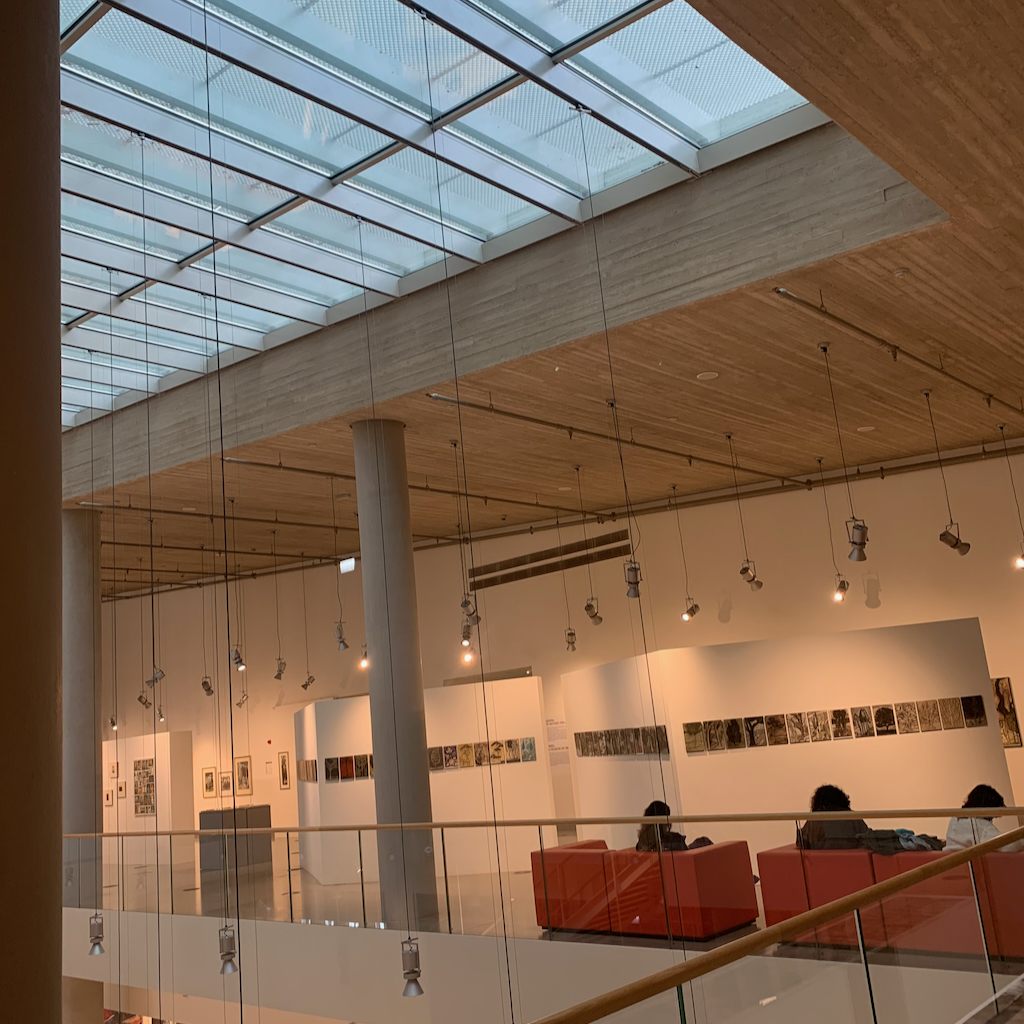 Läsesal och konstrutställning i Stavros Niarchos Foundation i stadsdelen Paleo Faliro i Aten.
