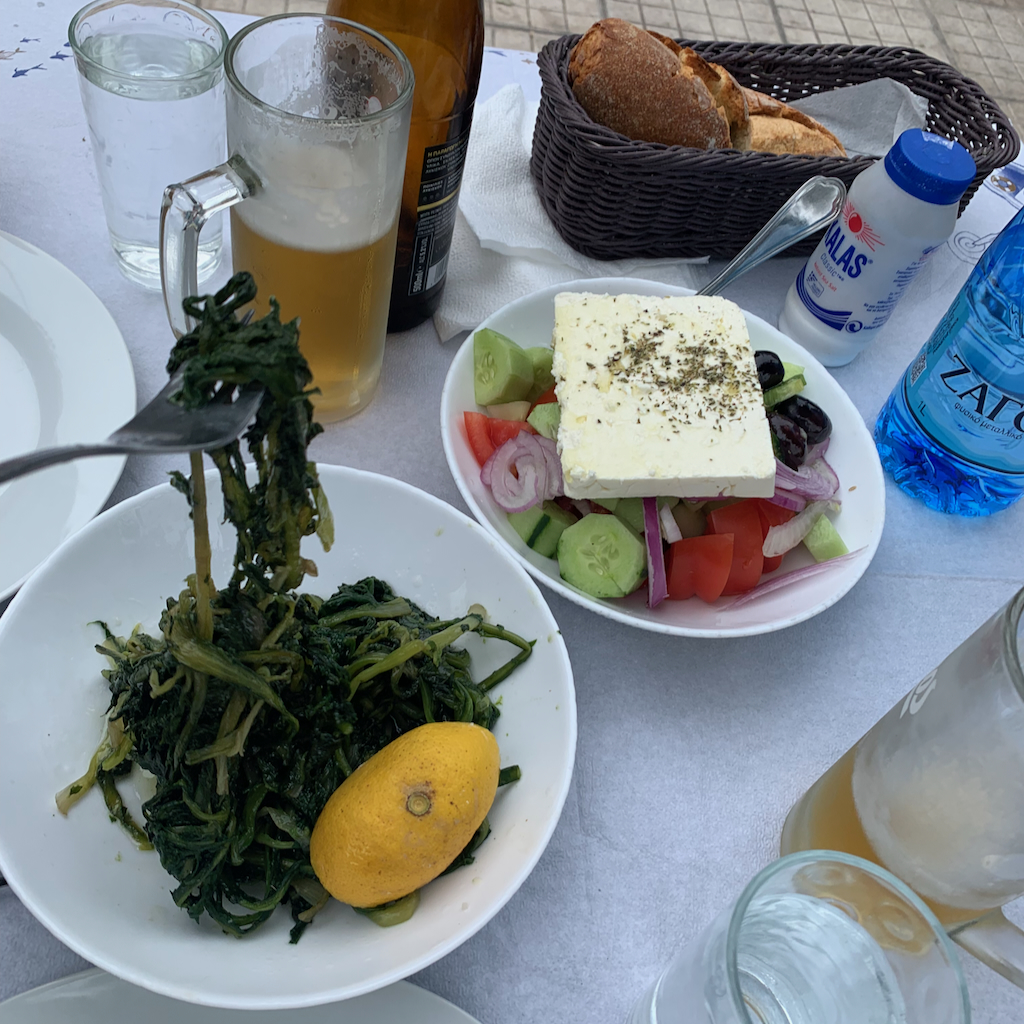 En grekisk måltid bestående av spenat, bondsallad och friterad fisk på restaurangen The Granmother Elisabeth på gångavstånd från Stavros Niarchos Foundation vid Navarchou Votsi 2 i Aten.