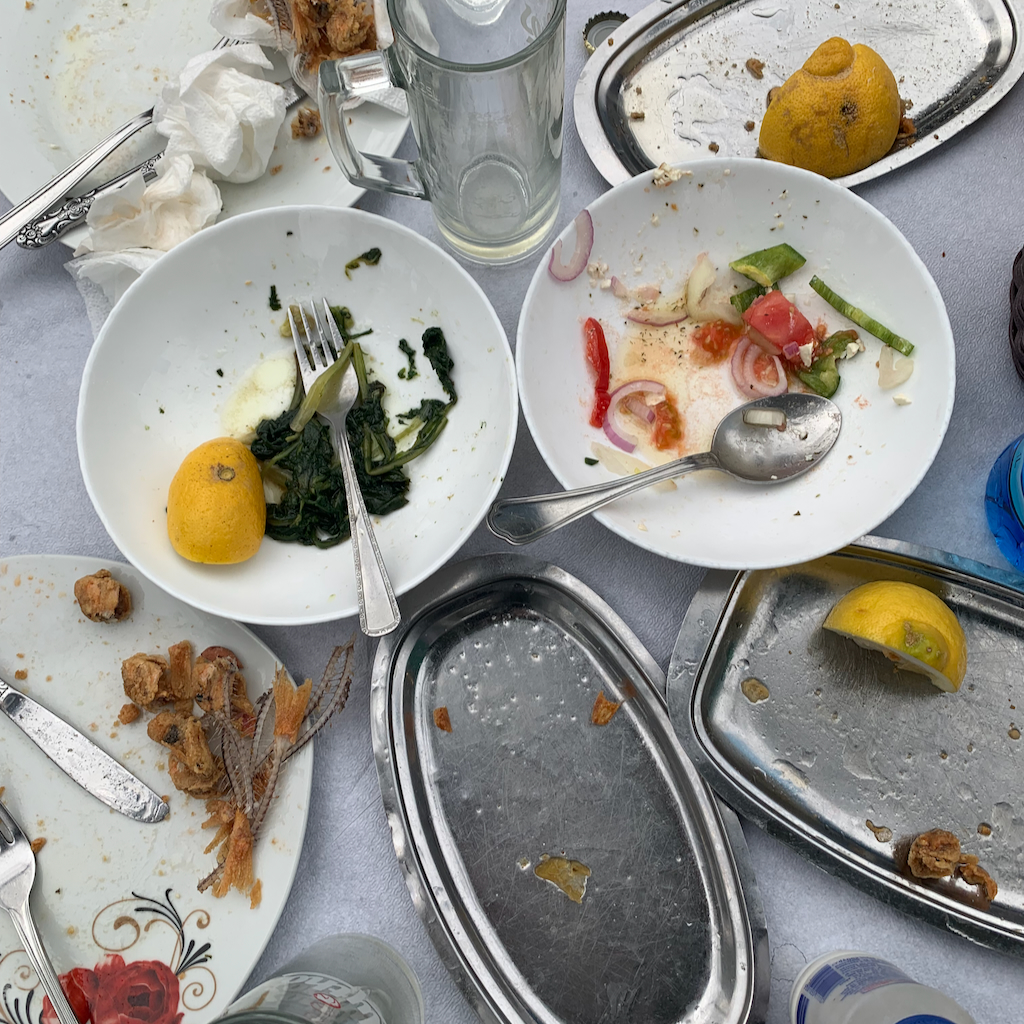 Faten efter en avslutad grekisk måltid på restaurangen The Granmother Elisabeth på gångavstånd från Stavros Niarchos Foundation vid Navarchou Votsi 2 i Aten.