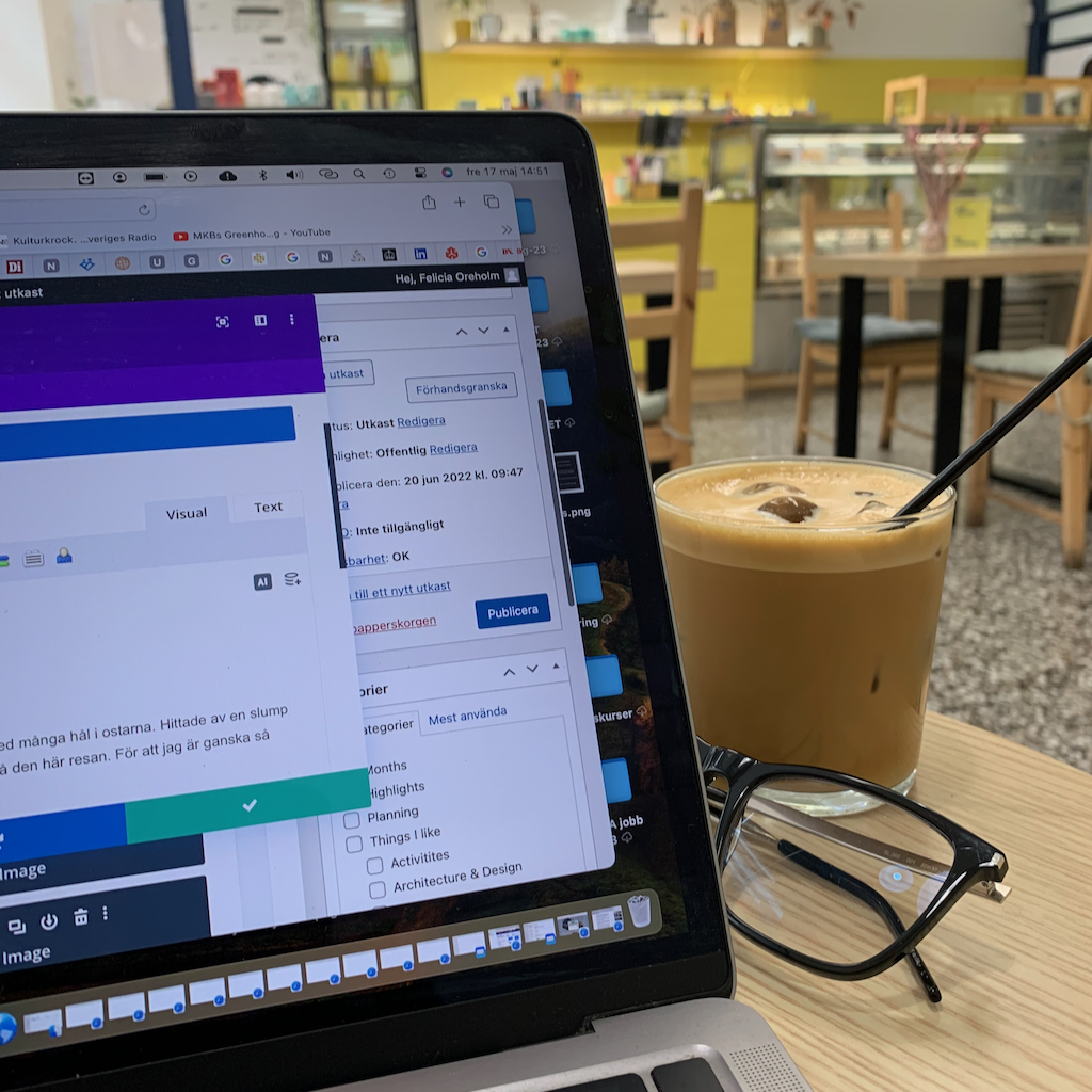 En digital nomad med sin uppslagna dator på ett cafebord i Aten i Grekland.