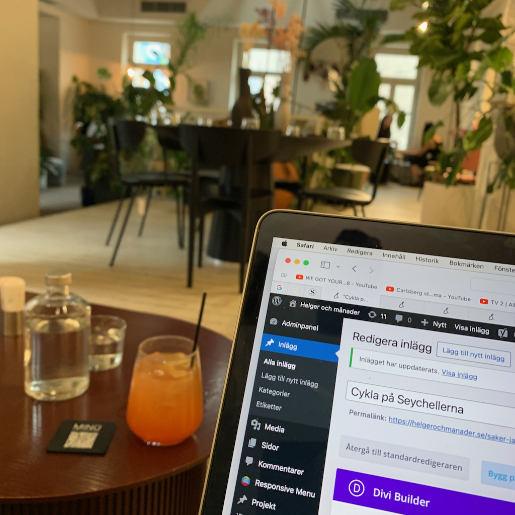Drinken Hubba Bubba och en uppslagen laptop på ett cafebord i concept cafét Minu i Aten.