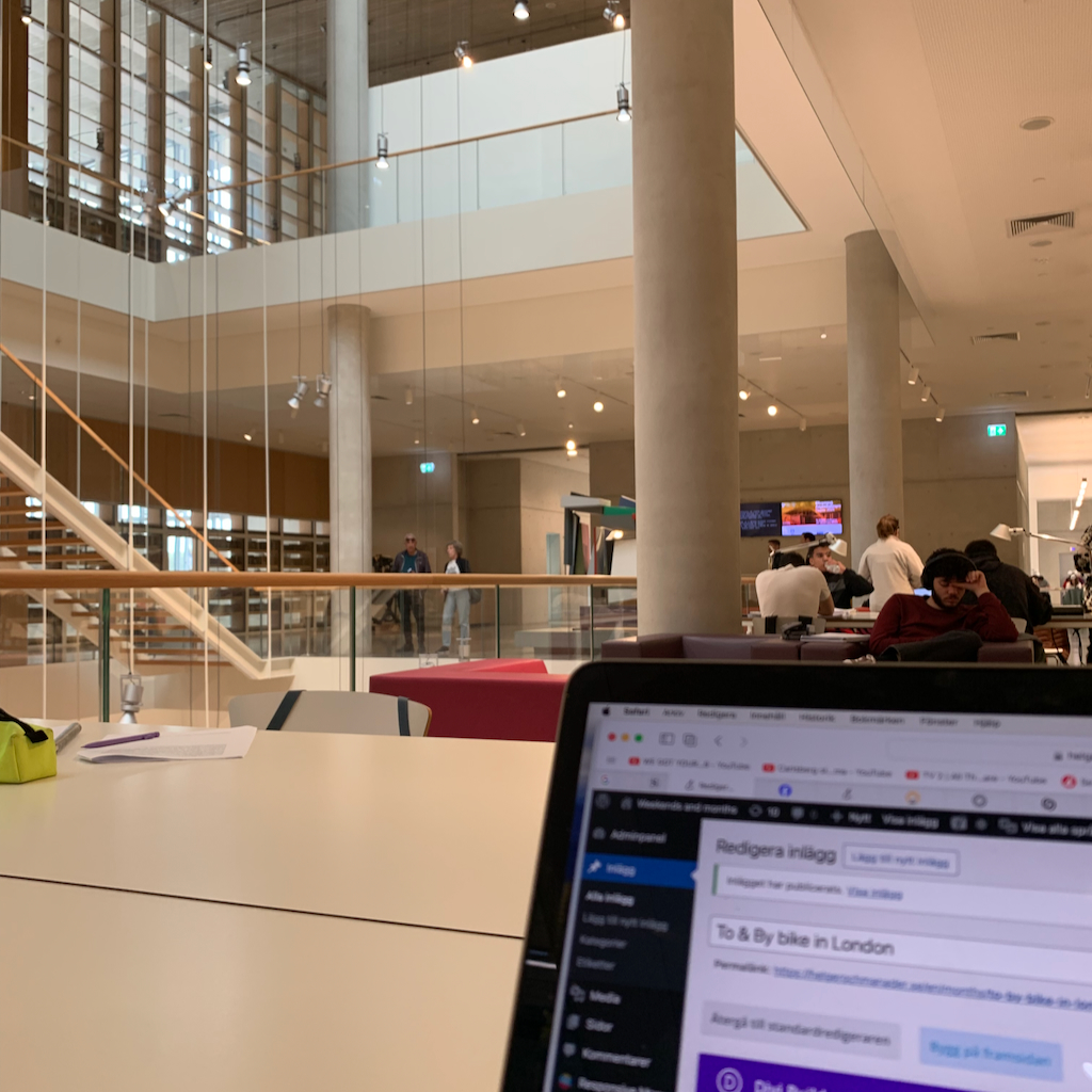 En digital nomad med sin uppslagna dator på ett bibliotek i Aten i Grekland.