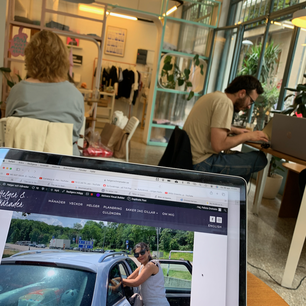 En digital nomad med sin uppslagna dator på ett cafebord i Aten i Grekland.
