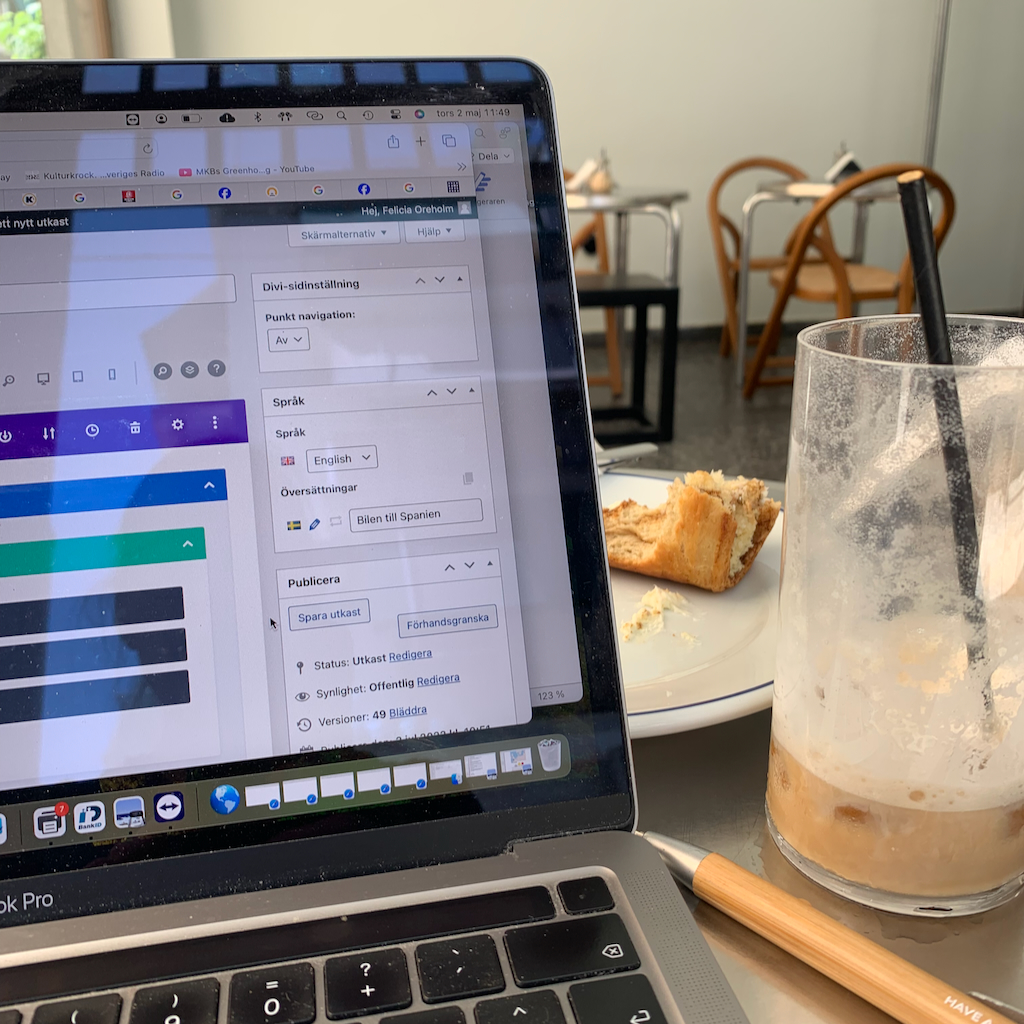 En digital nomad med sin uppslagna dator på ett cafebord i Aten i Grekland.