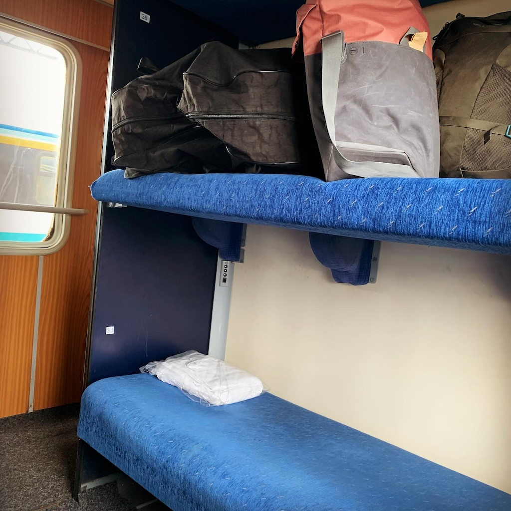 En sovkupe på tåget från Budapest till Bukarest.