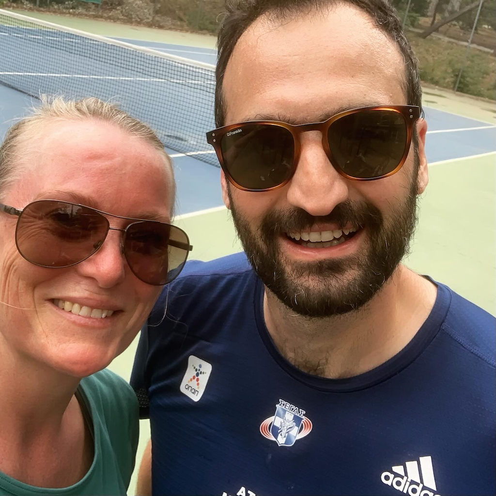 En kvinna och en man som spelar tennis i Aten.