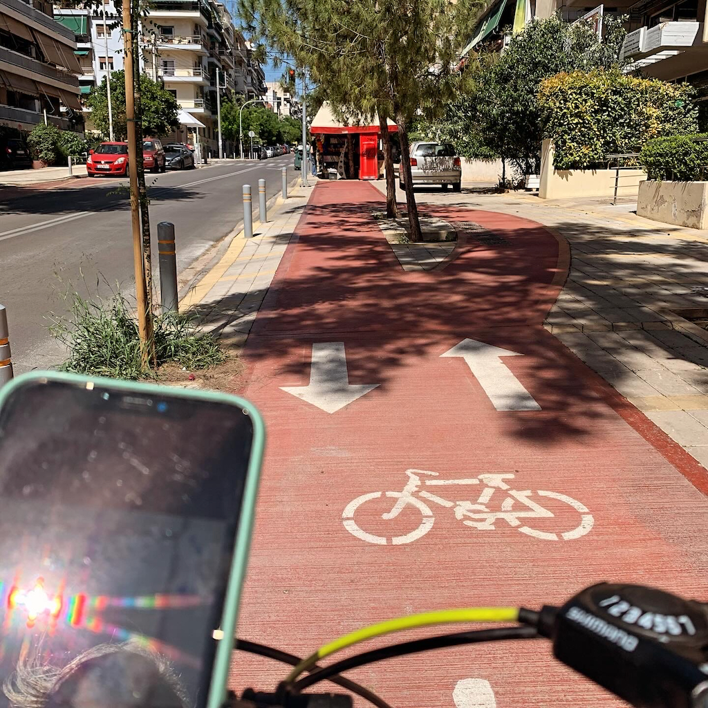 En cykelbana som blockeras av en kiosk som placerats mitt i banan, i Aten.