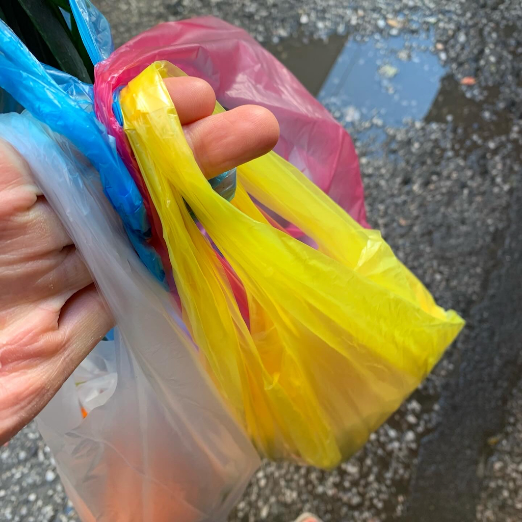 Färgglada plastpåsar på en Bondens marknad i Aten.
