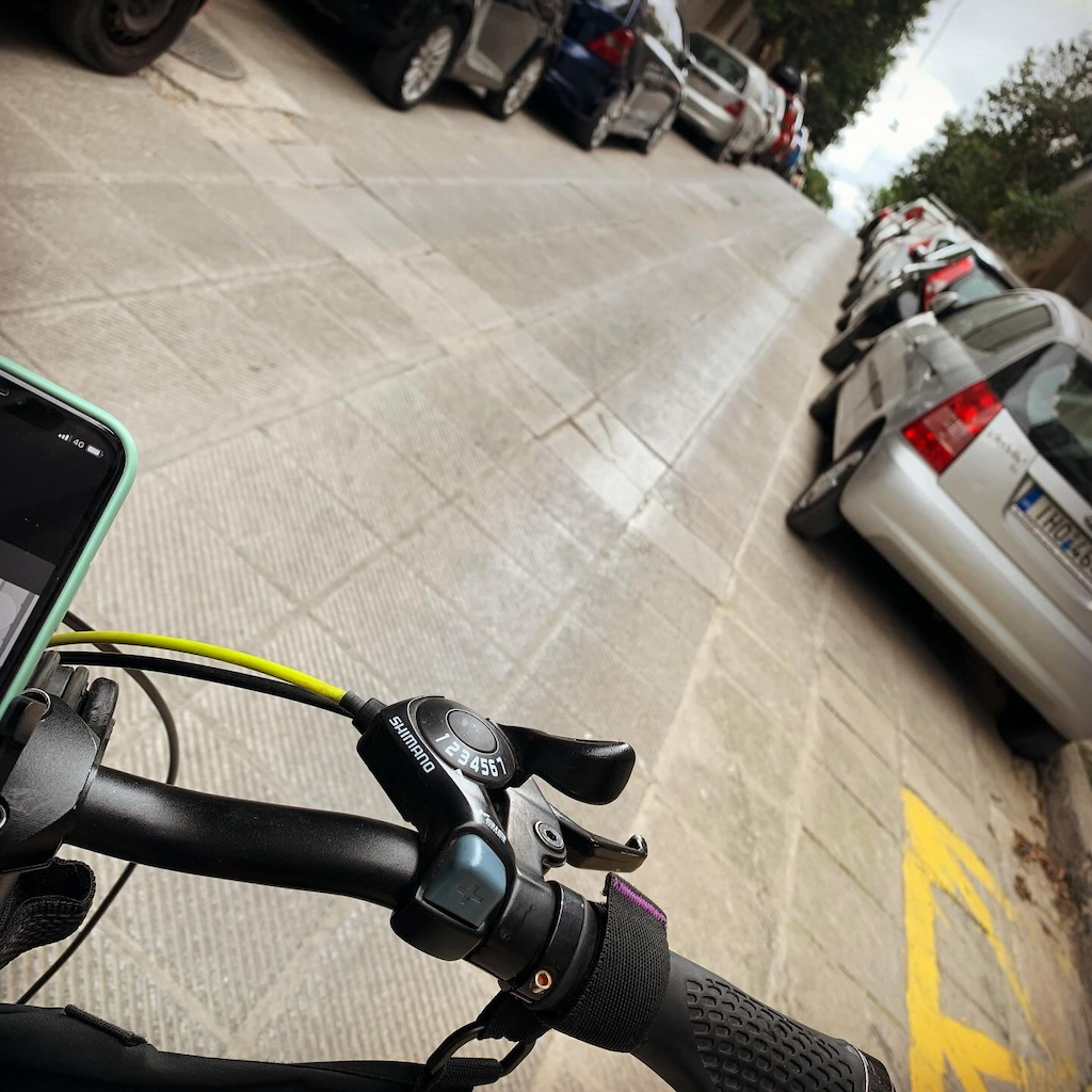 En cykel i botten av en uppförsbacke i Aten.