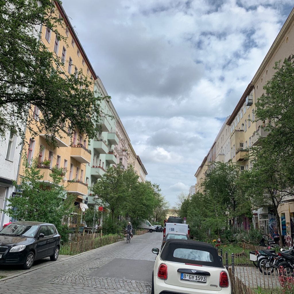 En kullerstensgata med vårblomning i Berlin.