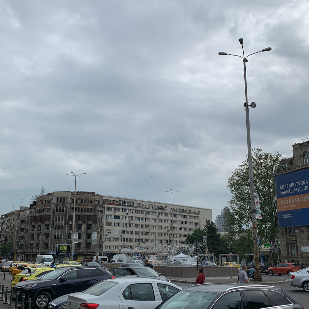 En förfallen byggnad i centrala Bukarest i Rumänien