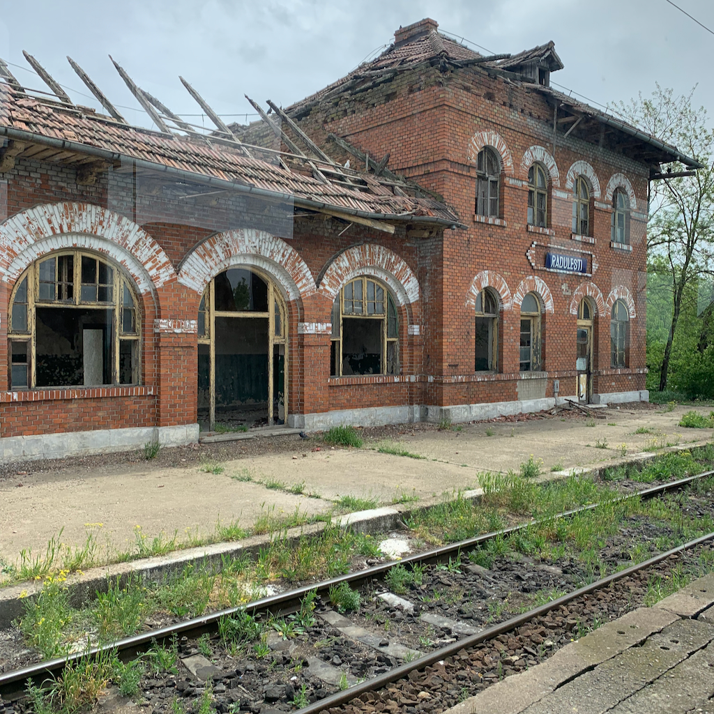 En förfallen tågstation i Bulgarien.