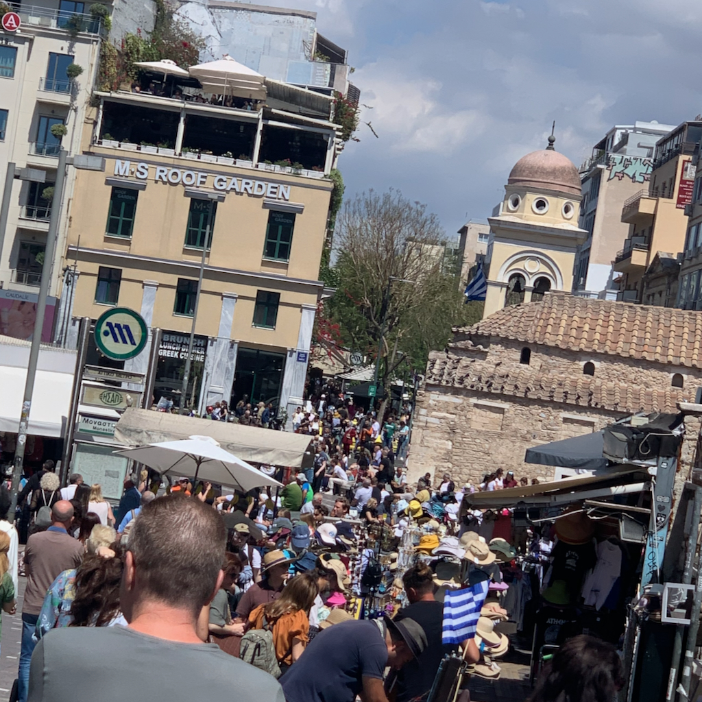Turistmassorna i området Plaka i Aten i Grekland.