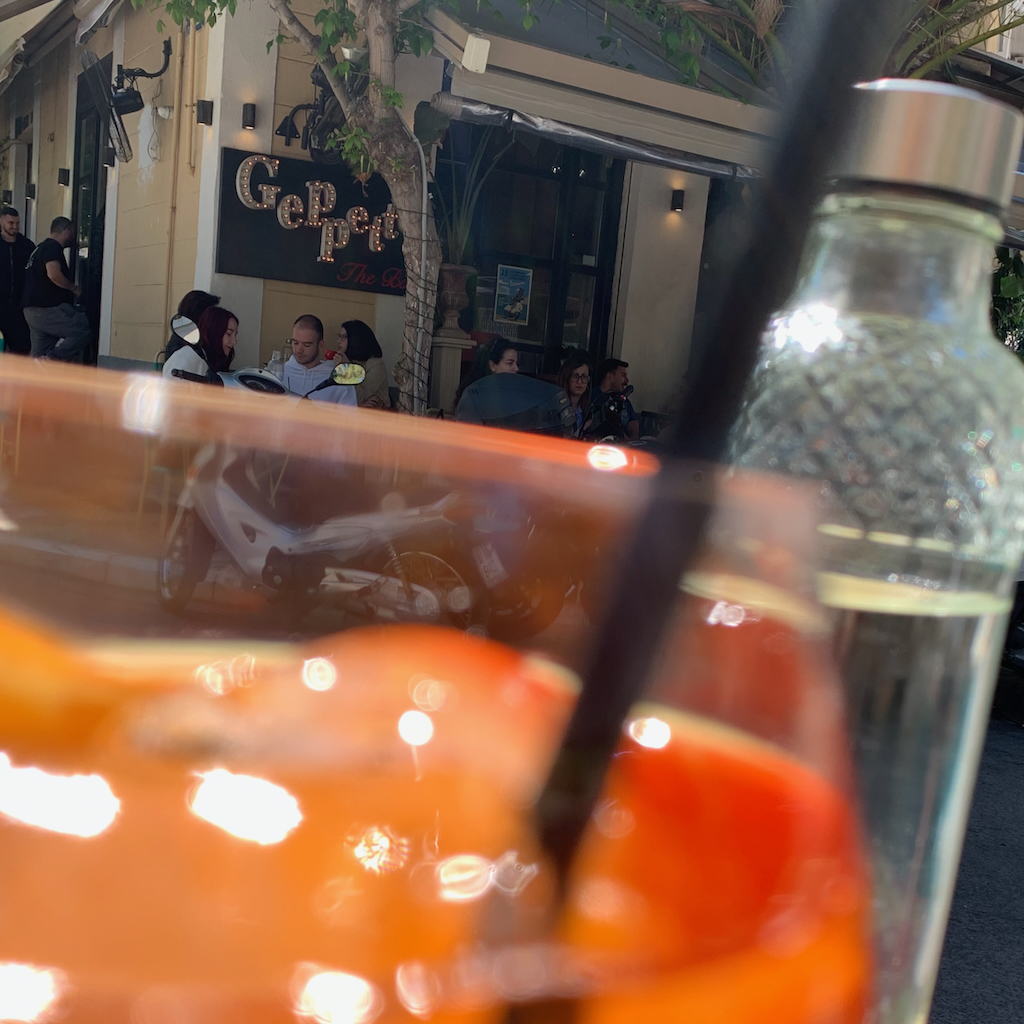 En aperol spritz på ett cafe vid Varnava Square i stadsdelen Pagrati i Aten.
