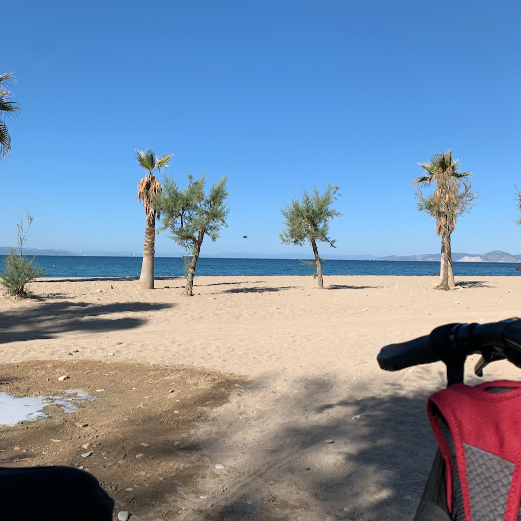 En cykel på stranden i Pireus i Aten.