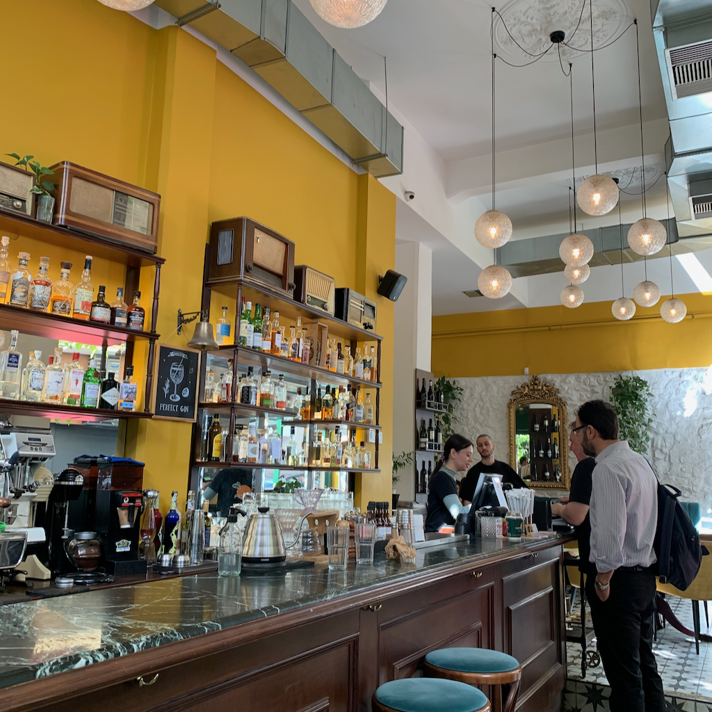 Baren i Neratzia Cafe Bistro i stadsdelen Koukaki i Aten.