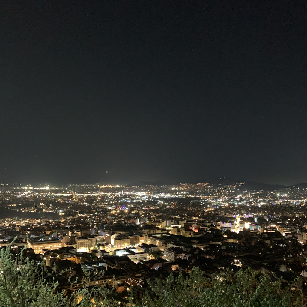 Utsikt över ett gnistrande upplyst Aten från Mount Lycabettus.