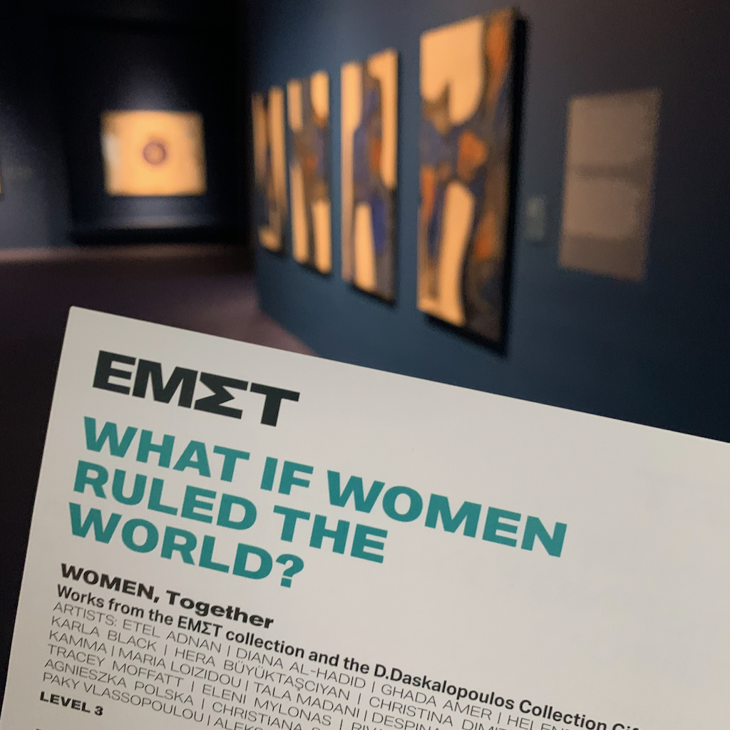 Konstverk av den grekiska konstnären Chrysssa Romano, som hänger på National Museum of Contemporary Art -EMST, i Aten, Grekland.