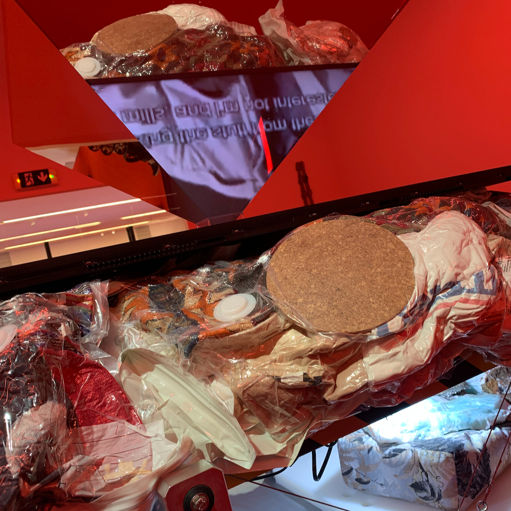 Konstverk av den belgiska konstnären Danai Anesiadou, som hänger på National Museum of Contemporary Art -EMST, i Aten, Grekland.