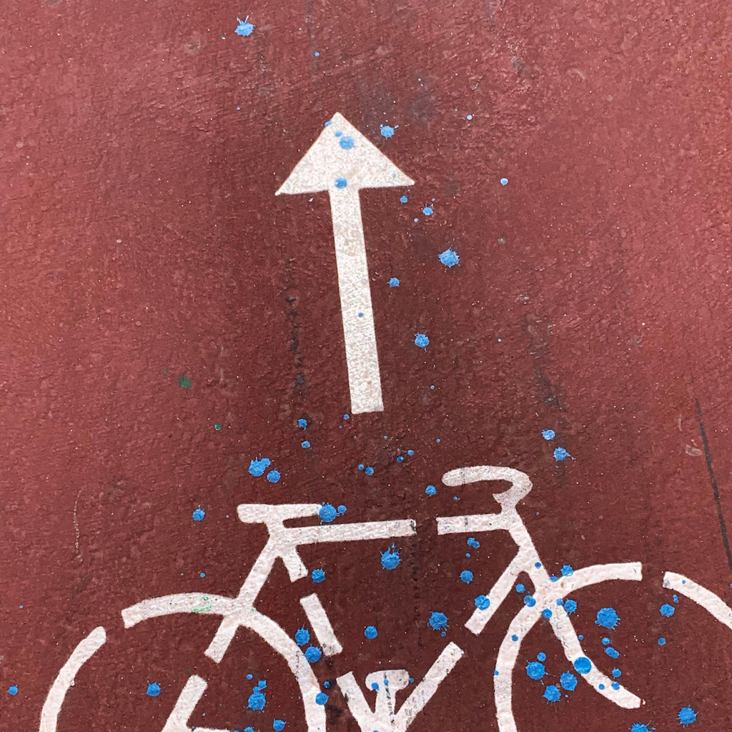 En röd cykelbana i Aten.