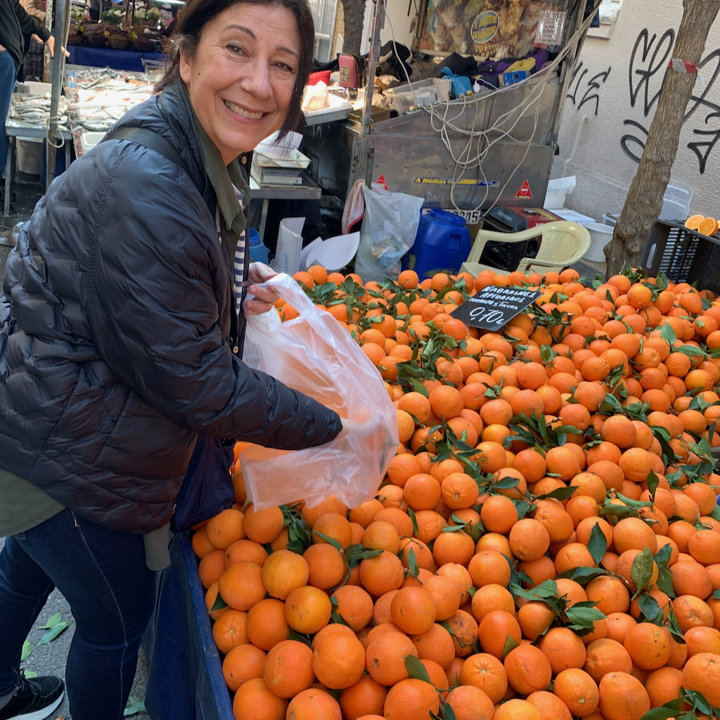 En grekisk kvinna som handlar apelsiner på en gatumarknad i Aten.