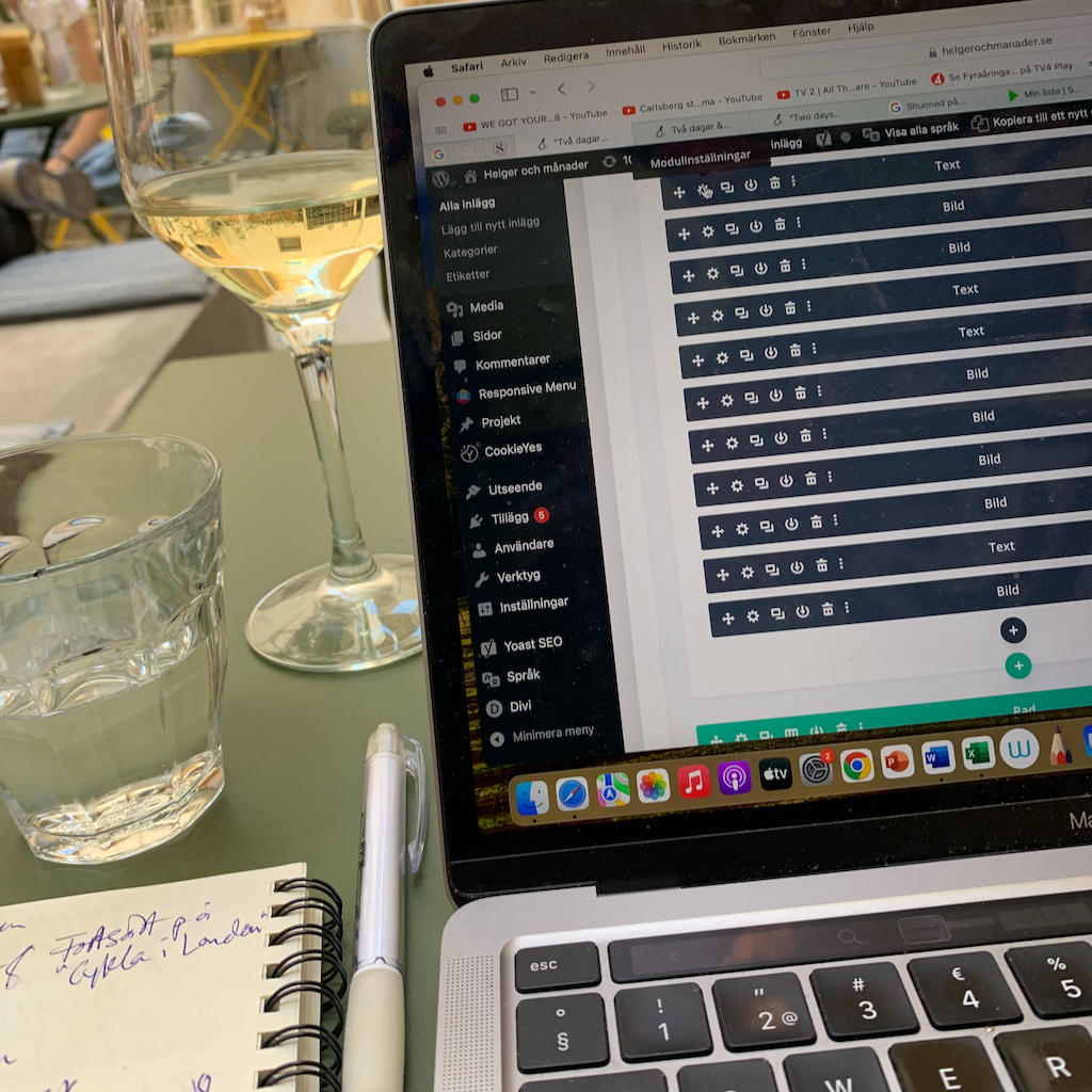 En digital nomad med sin uppslagna dator på ett cafebord i Aten i Grekland.